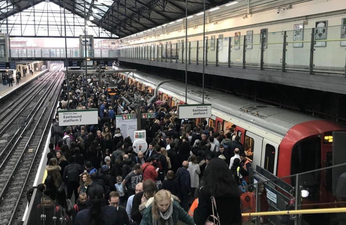 ⚠️ KÁOSZ A LONDONI KÖZLEKEDÉSBEN: LEZÁRÁSOK + KÖZELGŐ SZTRÁJKOK BORÍTHATJÁK A HÉTVÉGÉT