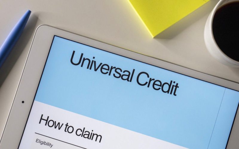 ⚠️ BOTRÁNY: Akár évi £120,000-t is „kereshetnek” segélyből? – Sokan szerint a rendszer teljesen eltorzult