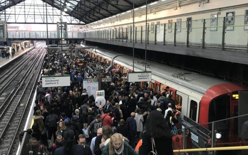 ⚠️ KÁOSZ A LONDONI KÖZLEKEDÉSBEN: LEZÁRÁSOK + KÖZELGŐ SZTRÁJKOK BORÍTHATJÁK A HÉTVÉGÉT