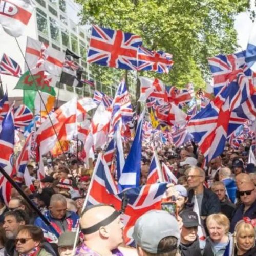 🚨 Több tízezren lepték el Londont – rivalizáló tüntetések miatt rendkívüli készültség az utcákon 🇬🇧