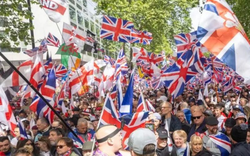 🚨 Több tízezren lepték el Londont – rivalizáló tüntetések miatt rendkívüli készültség az utcákon 🇬🇧